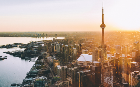 Des étudiants de l'Université de Toronto participent à un atelier de conception pour un front de mer plus inclusif à Toronto.